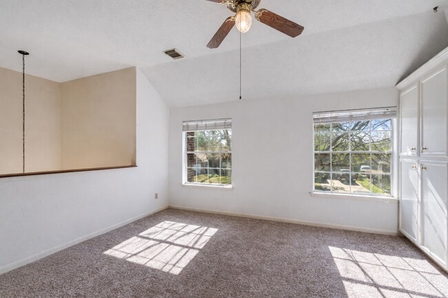 Building Photo - 2630 Lakeway Dr