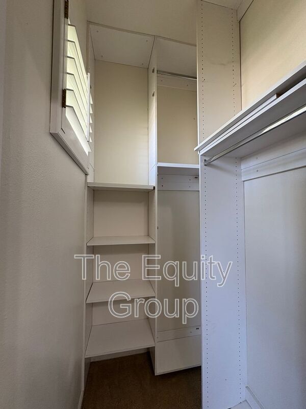 Building Photo - 2511 S Peppertree St