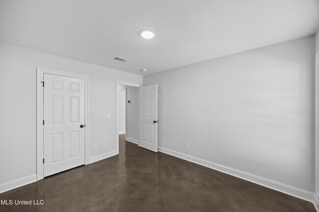 Building Photo - 230 Hemingway Cir