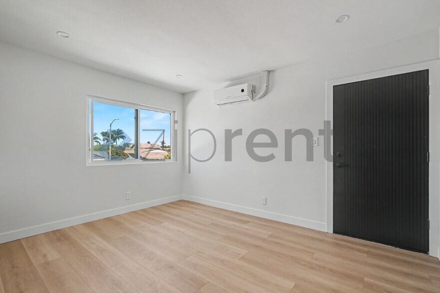 Building Photo - Unit 3