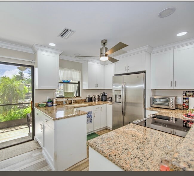 Building Photo - 4803 SW Santa Barbara Ct