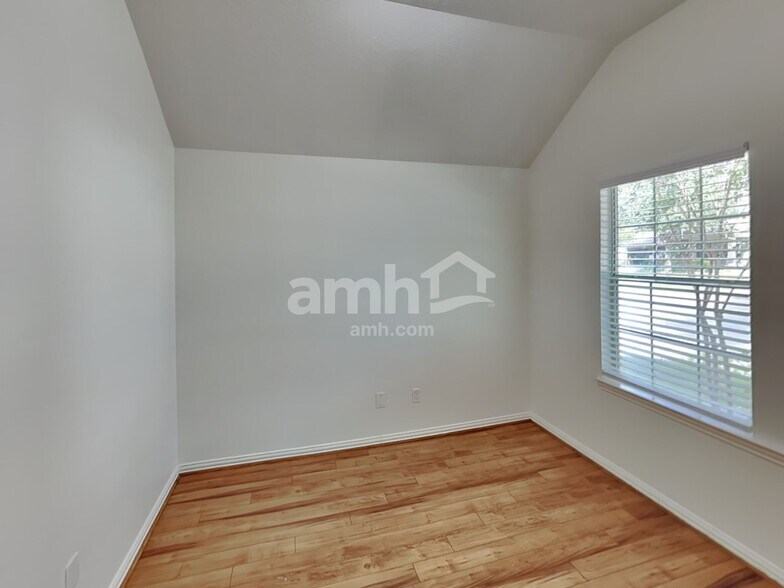 Building Photo - 30919 Blue Ridge Park Ln