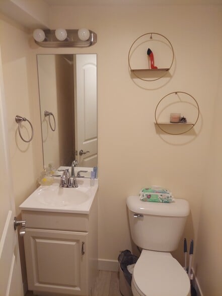 Building Photo - 806 N State St