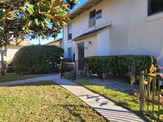 Building Photo - FOR RENT!!! BEAUTIFUL AND SPACIOUS 1 BED 1 BATH CONDO (FIRST FLOOR)...