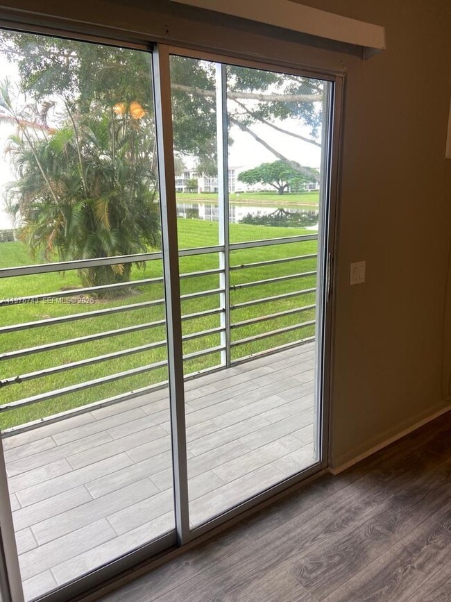 Building Photo - 398 Fanshaw J