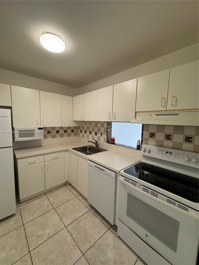 Building Photo - 10431 N Kendall Dr
