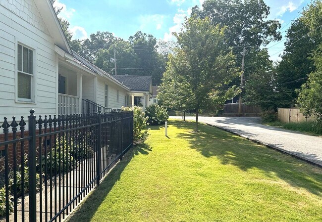 Building Photo - Gorgeous 3 Bedroom Cottage Style Home HALF...