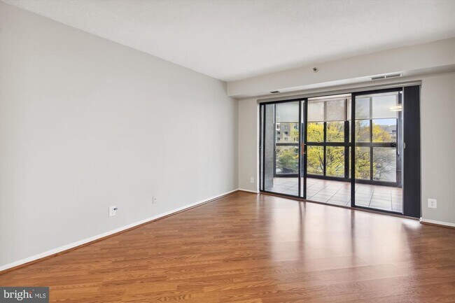 Building Photo - 1600 N Oak St