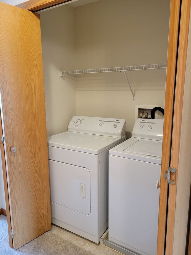 Building Photo - 2 Level Townhouse