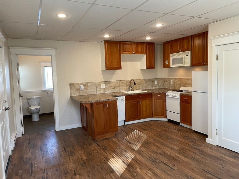 Kitchen - 647 N Morton St