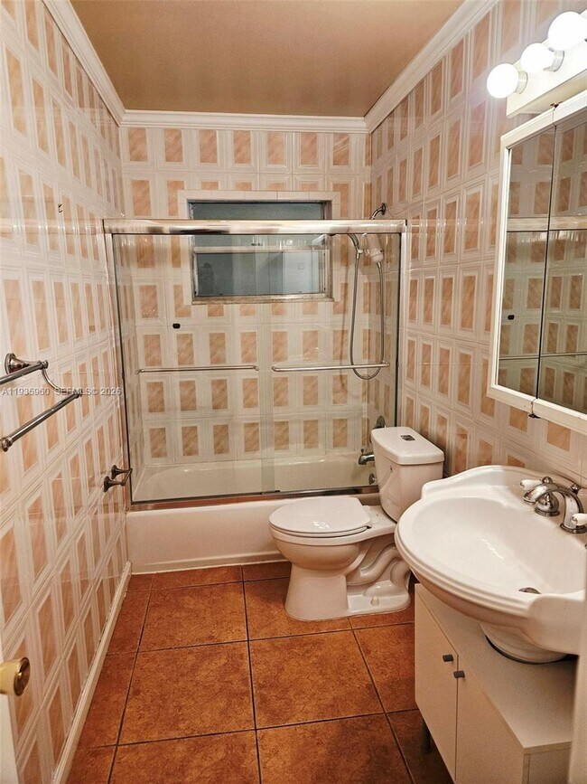 Building Photo - 5140 SW 40th Ave