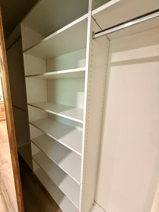 Building Photo - Beautifully Updated 3-Bedroom Tri-Level Co...