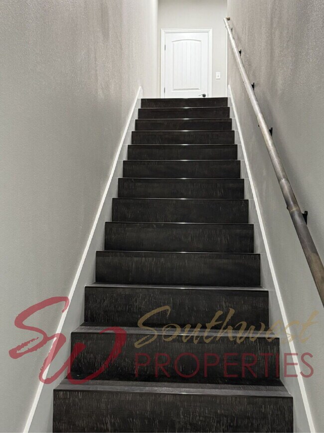 Building Photo - Modern 3 Bed / 3 Bath Duplex Near Campus – Lawncare Included!