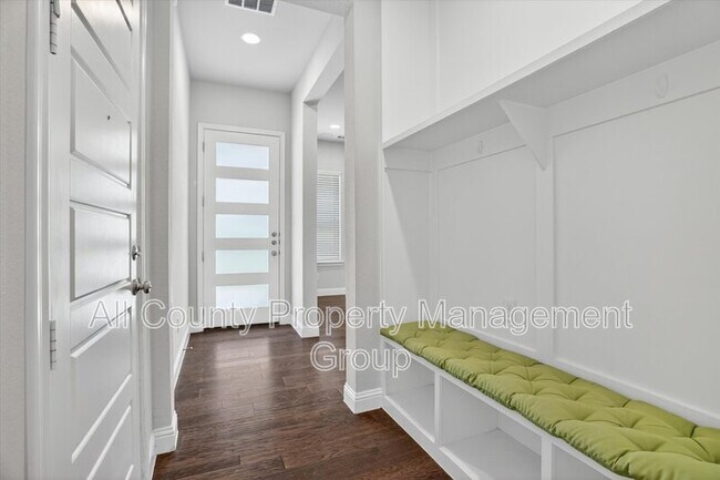 Building Photo - 6330 Oakbend Cir