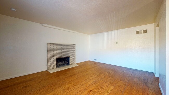 Building Photo - UPTOWN 3 Bedroom +Office  2 Bath with Garage
