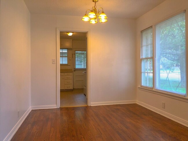 Building Photo - Available February | Charming 2 BD 1 BA Home - Cleburne