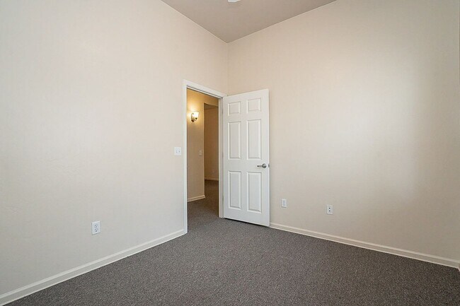 Building Photo - 928 E 6th St