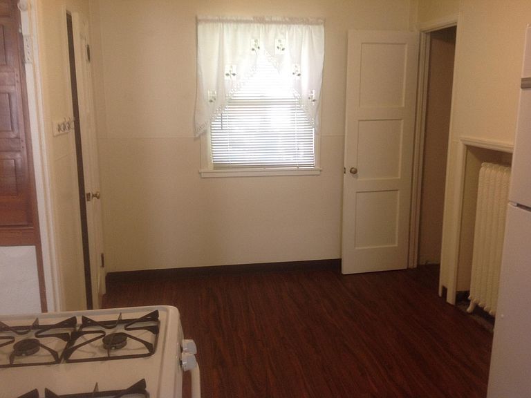 Building Photo - 213 E Mill St