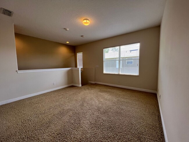 Building Photo - Beautiful 5 Bed 4 Bath Pool Home in the gu...