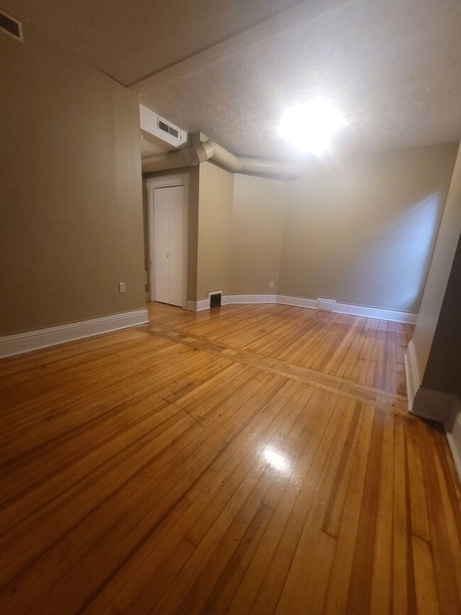 Building Photo - Beautiful 2 Bedroom Townhouse!