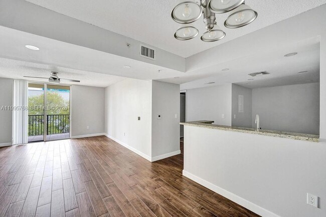 Building Photo - 520 SE 5 Ave