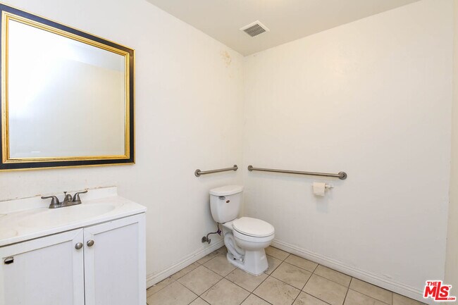 Building Photo - 4015 W Olympic Blvd