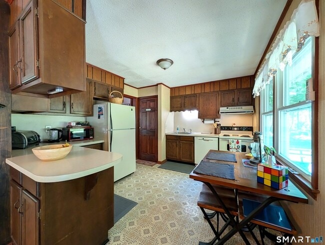 Building Photo - 17 Colebrook Rd