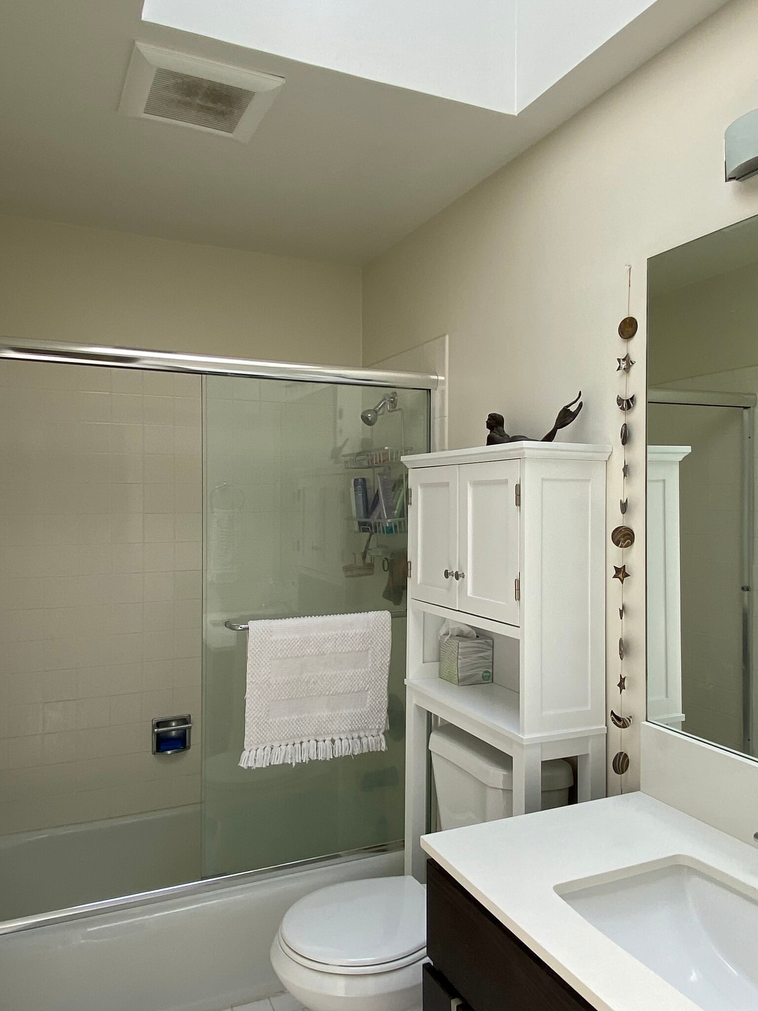 2nd bathroom with tub/shower - 1998 Pacific Ave