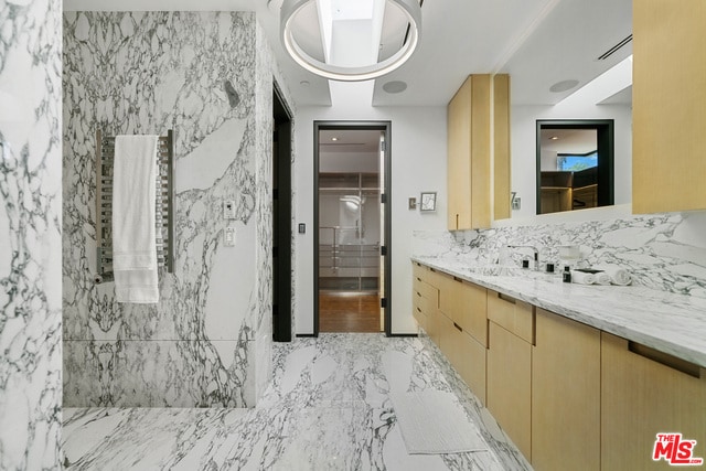 Building Photo - 809 N Rexford Dr