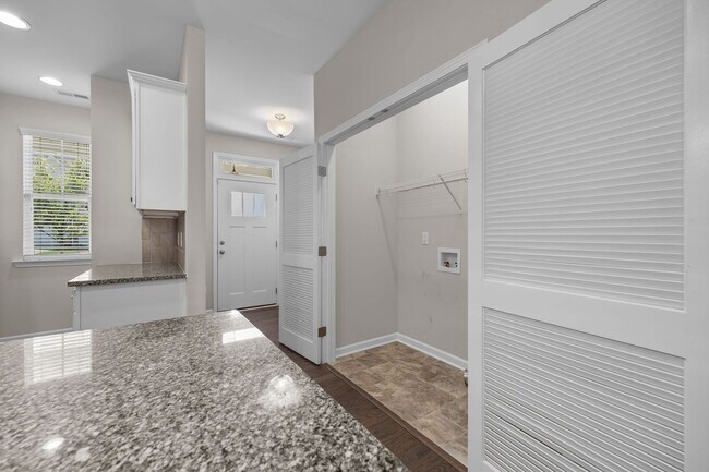 Building Photo - Gorgeous and Spacious 3 Bedroom Townhome, ...