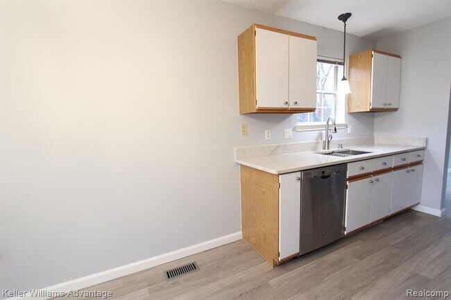 Building Photo - 41498 Cornell Dr