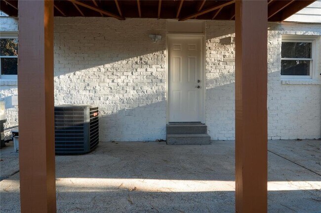 Building Photo - 3599 Lower Roswell Rd