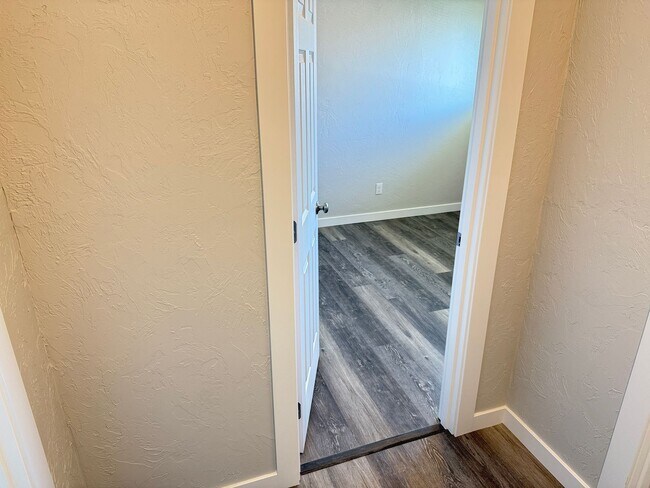 Building Photo - New 2 bed 1 1/2 bath duplex in Springfield!