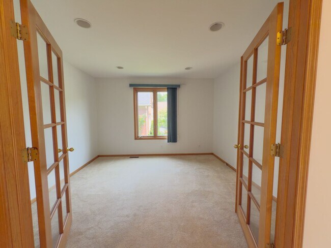 Building Photo - Exceptional Lease Offering in Novi Schools!