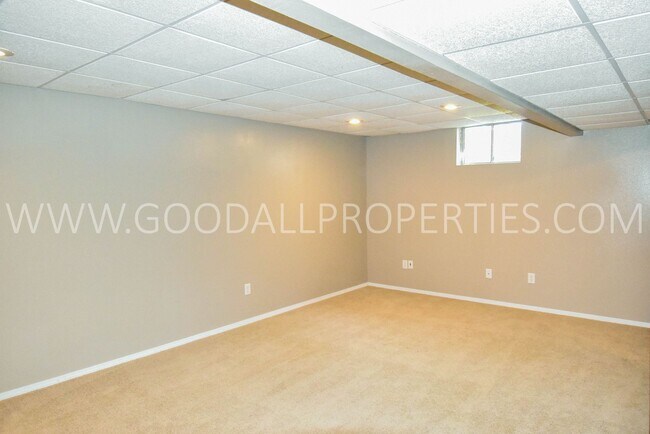 Building Photo - 3 Bedroom Home in West Des Moines