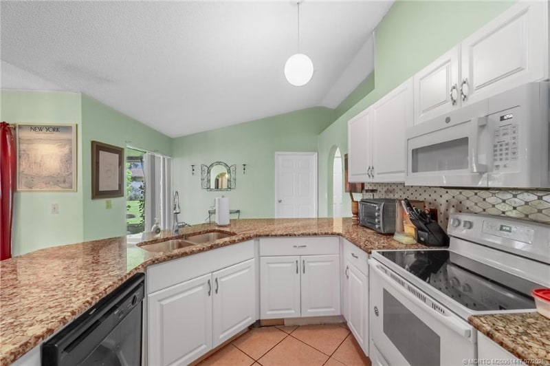 Building Photo - 556 SW Buswell Ave