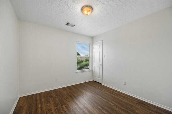 Building Photo - 18401 Sunrise Oaks Ct