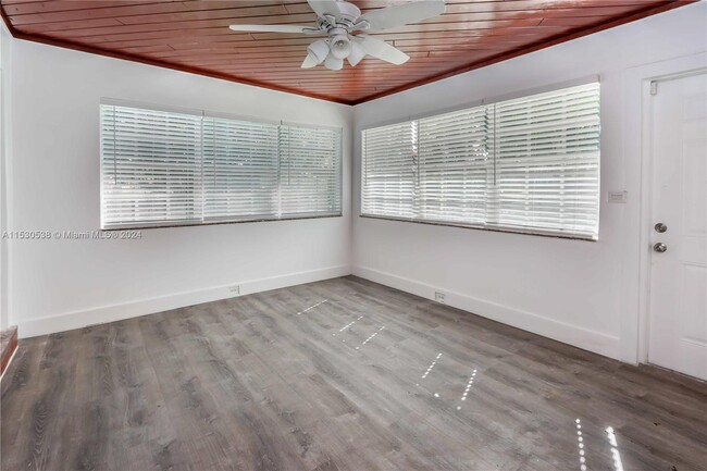Building Photo - 1404 Plunkett St