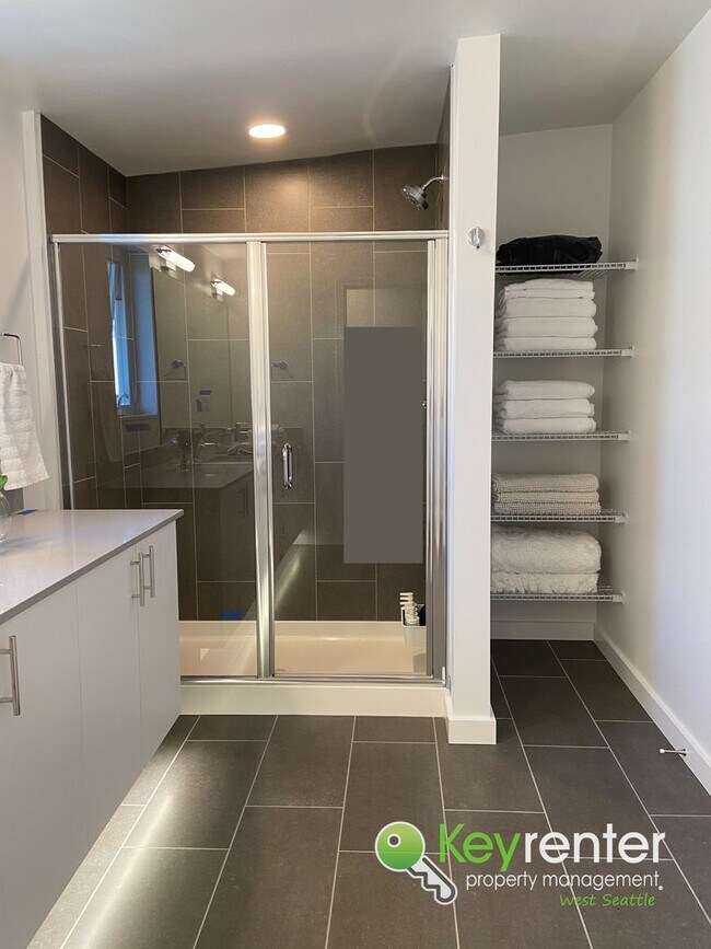 Building Photo - 4 Bedroom Seattle Townhome with Parking and Modern Finishes