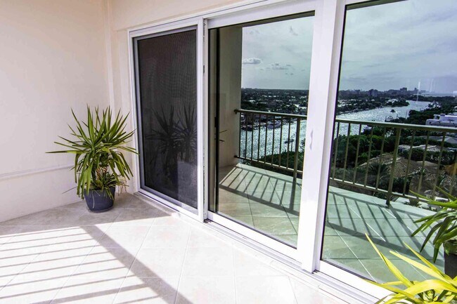 Building Photo - 1021 Hillsboro Mile