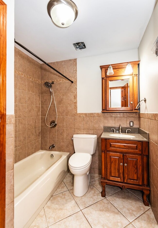 Building Photo - Spacious 4-Bed, 2.5-Bath Split-Level Home