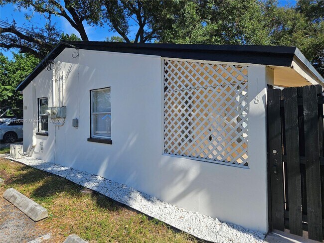 Building Photo - 118 NW 8th Ave