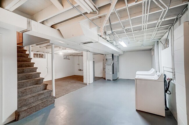 Building Photo - 347 Darrow Ave