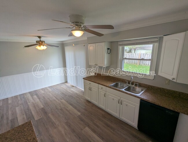 Building Photo - Spacious Split-Level Home with Updates in ...