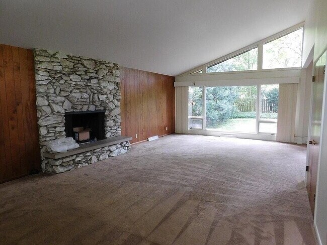 Building Photo - 205 Pell Cir