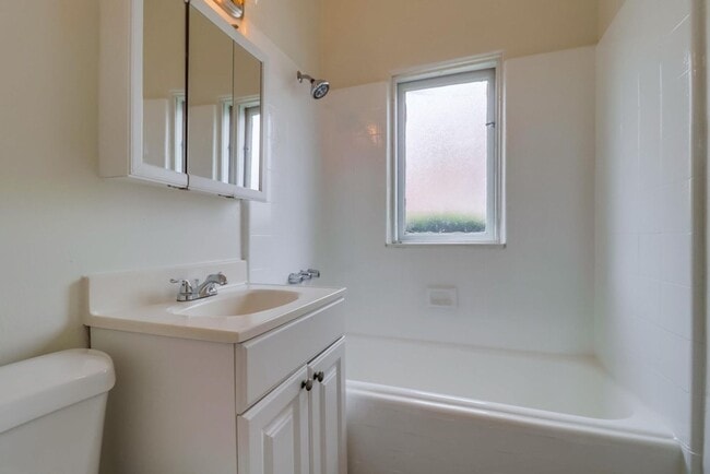 Building Photo - Charming 1-Bedroom Apartment in Bankers Hill!