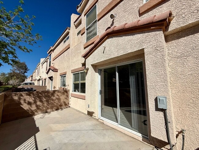 Building Photo - Updated 3-Bedroom Townhome in Gated Community with Pool Access