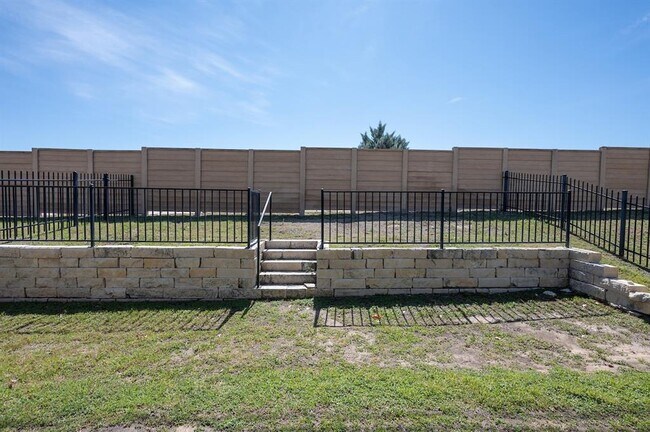 Building Photo - 415 Epiphany Ln