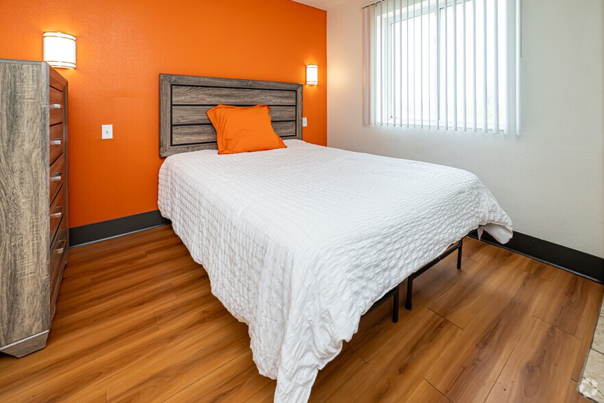 Studio Deluxe, 1BA - 286SF - Primary Bedroom - Siegel Select New Orleans
