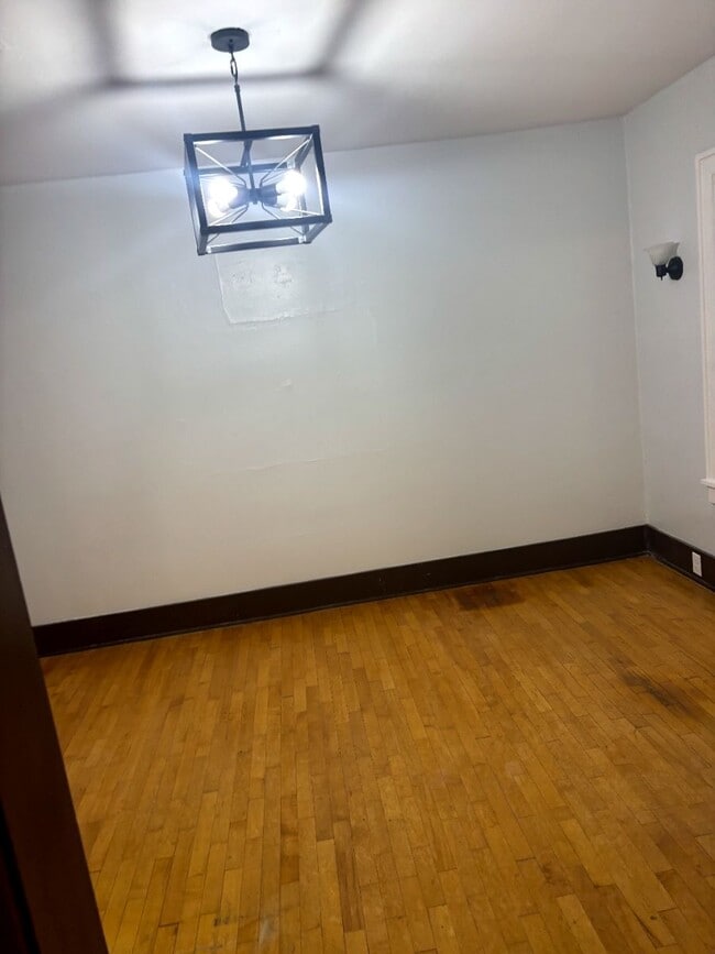 Building Photo - 461 Bowen St